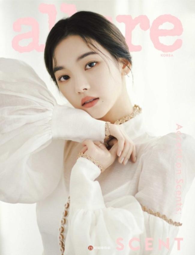 aespa近日拍摄一组杂志写真照，大秀清纯动人美貌，吸引广大粉丝们目光