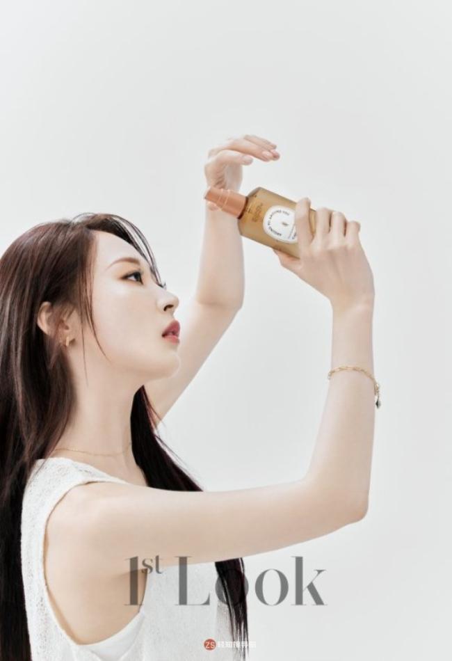 MAMAMOO玟星为某杂志最新一期拍摄写真，独特时尚气质衬托代言产品