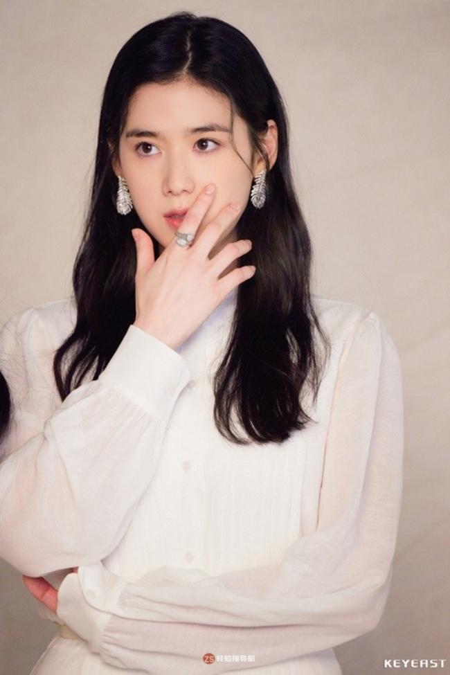 郑恩彩片场写真近日在网上曝光，其出众美貌以及独特气质吸引粉丝的目光