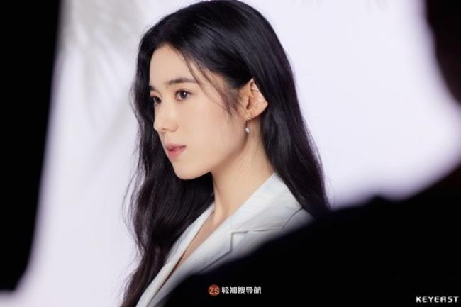 郑恩彩片场写真近日在网上曝光，其出众美貌以及独特气质吸引粉丝的目光