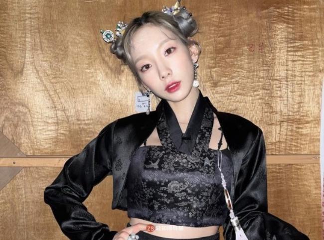 少女时代泰妍发布身着改良版韩服拍摄照，以其特有可爱魅力吸引粉丝目光