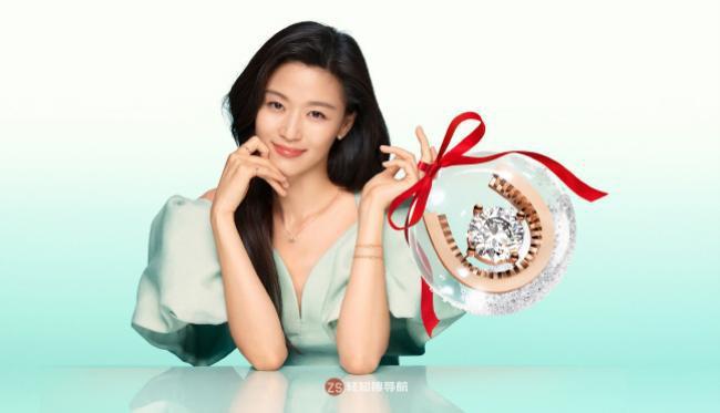 全智贤近日为代言品牌拍摄一组最新宣传照，韩流女神鲜有以喜感风格示人