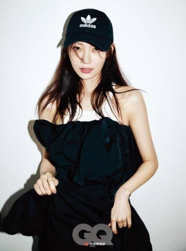 孔升妍受邀为某杂志最新一期拍摄写真照，运动休闲穿搭风格突显姣好身材