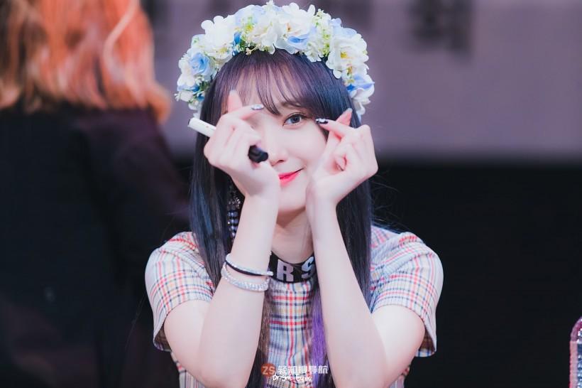 Roa金珉炅哪年跟随所属女团正式出道？拥有怎样美貌带给观众清爽感觉？