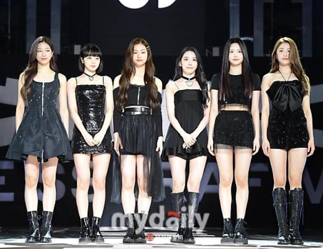 LE SSERAFIM举行出道专辑《FEARLESS》发布会，韩流K-POP新势力登场