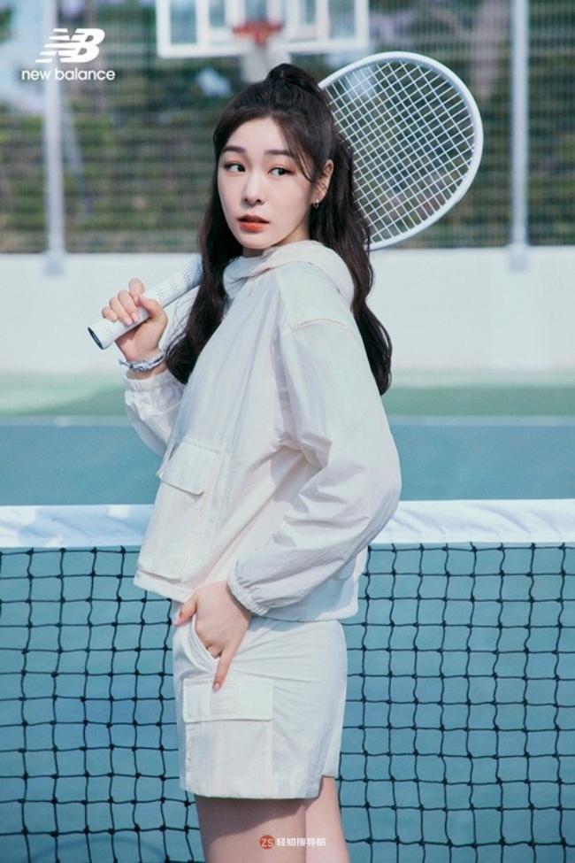 金妍儿近日为代言品牌拍摄最新宣传照，重新回归运动状态！不失休闲风格