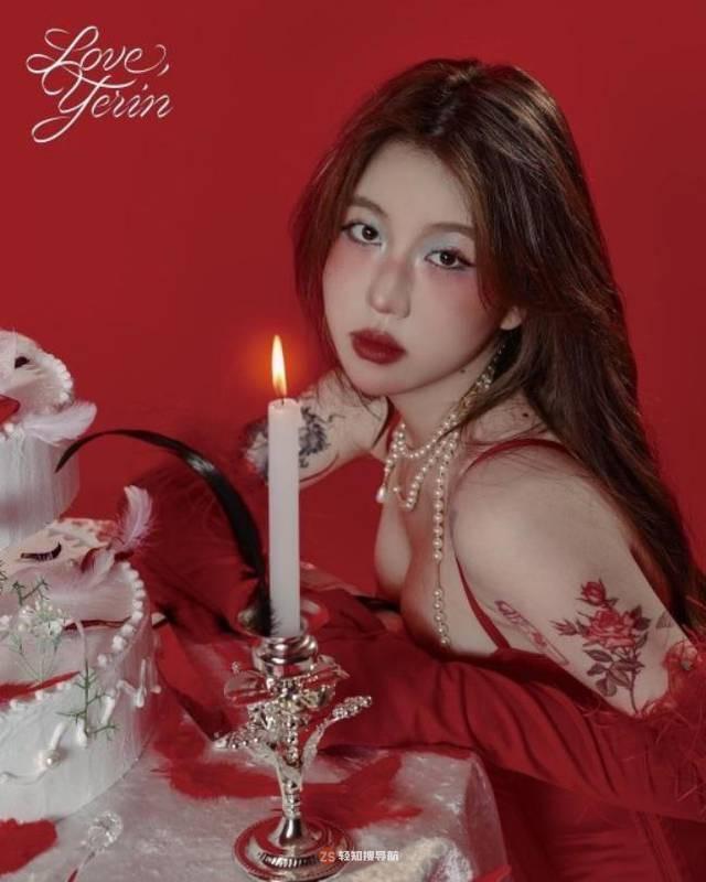 白艺潾近日发布一组近照，以其强烈视觉冲击造型，吸引广大粉丝们的目光