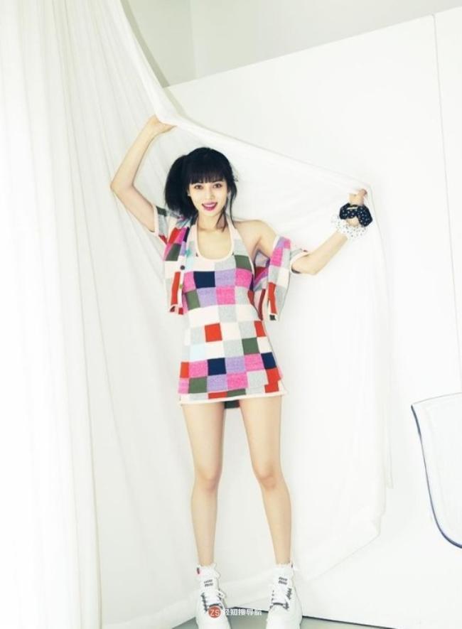 泫雅近日发布一组近照，轻松状态展示性感诱惑魅力，吸引广大粉丝的目光