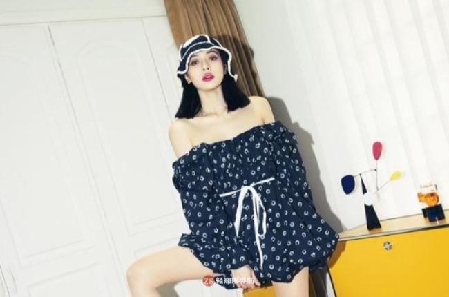 泫雅近日发布一组近照，轻松状态展示性感诱惑魅力，吸引广大粉丝的目光