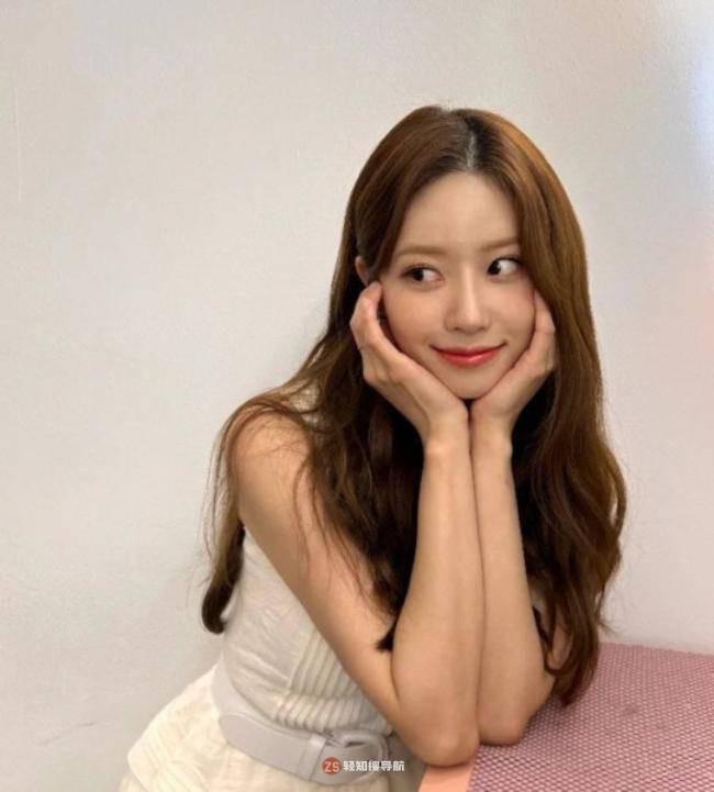 李美珠近日发布一组近照，展示其清纯动人美貌，俏丽模样吸引粉丝们目光
