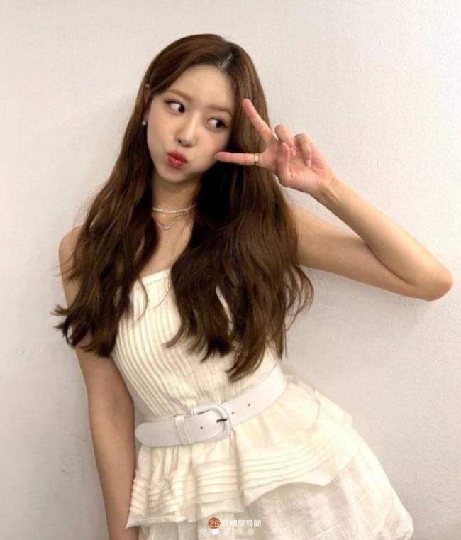 李美珠近日发布一组近照，展示其清纯动人美貌，俏丽模样吸引粉丝们目光