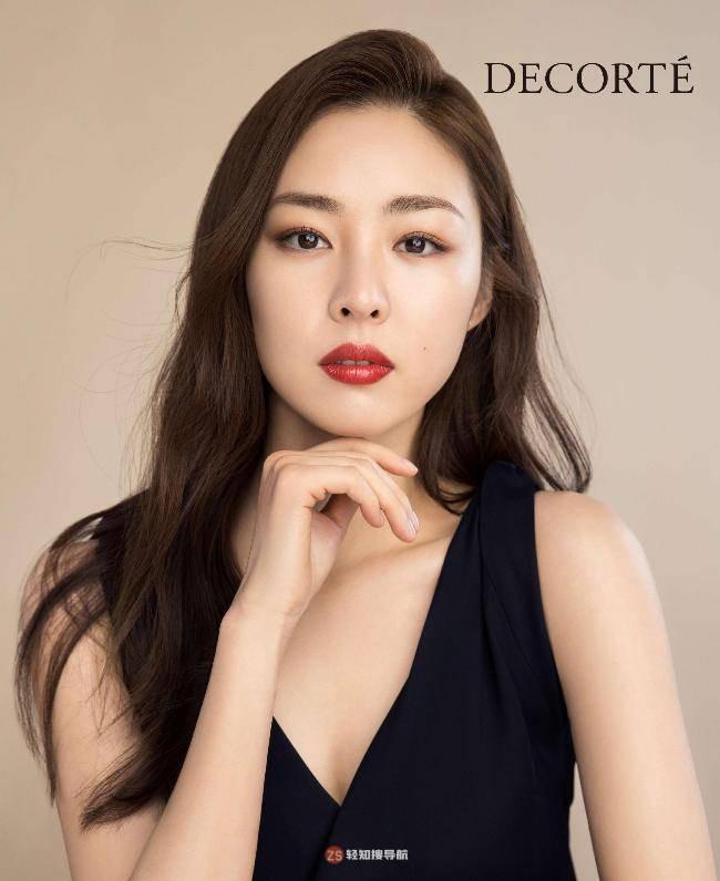 李沇熹为代言护肤品牌拍摄一组最新宣传照，优雅女人味散发独特性感魅力