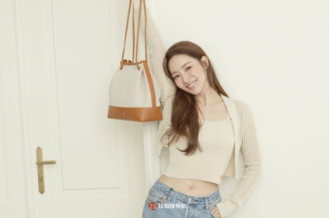 朴敏英近日成为某品牌新形象代言人，多款造型参与拍摄该品牌最新宣传照