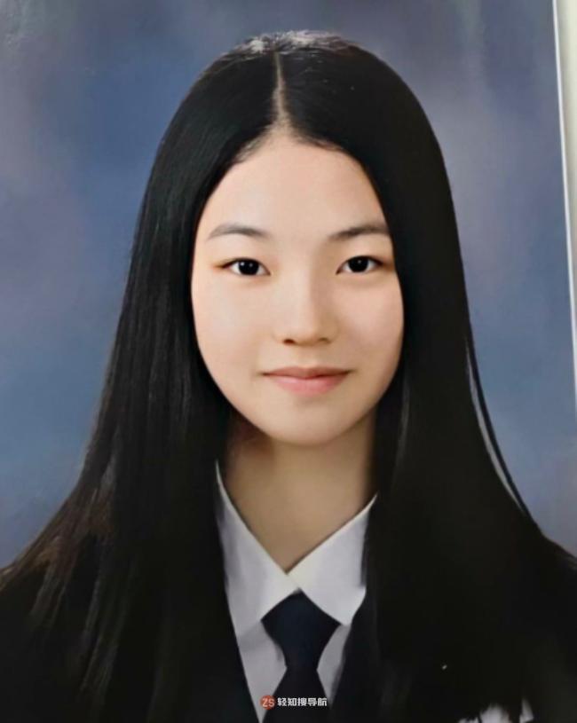 韩网论坛爆出Karina和Winter毕业照！两人原始美貌也已经很出众引起热议