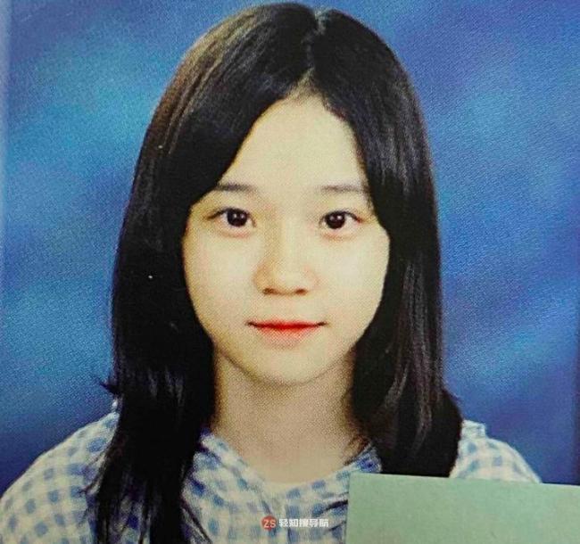 韩网论坛爆出Karina和Winter毕业照！两人原始美貌也已经很出众引起热议