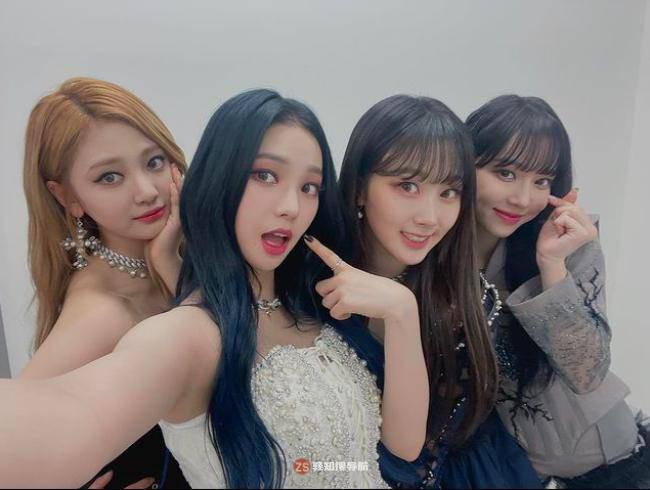 韩网论坛爆出Karina和Winter毕业照！两人原始美貌也已经很出众引起热议