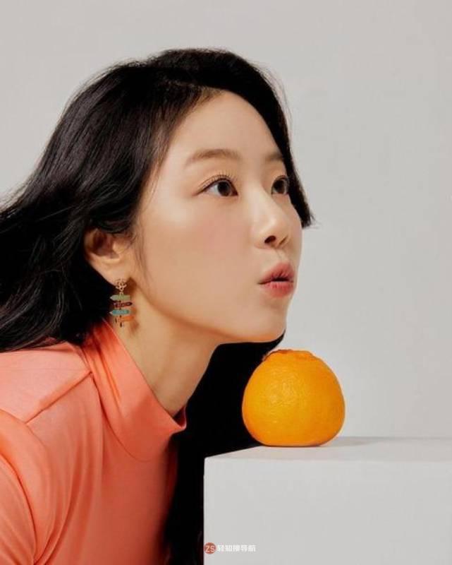 李诗媛在社交网站发布近照，展示其成熟优雅女性魅力，吸引广大粉丝目光