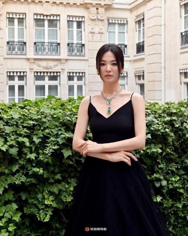 宋慧乔近日在SNS发布多张近照，展示其优雅迷人的魅力而吸引了人们目光