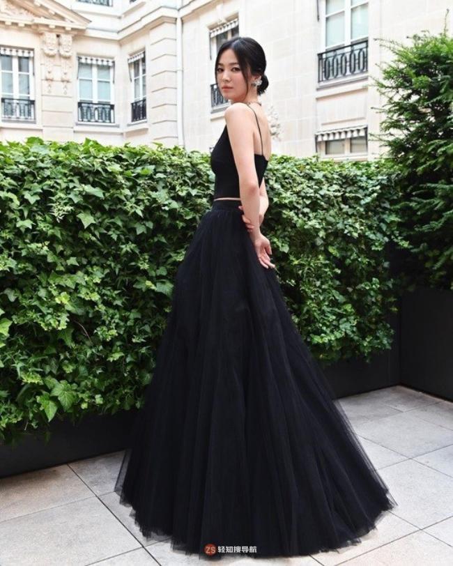 宋慧乔近日在SNS发布多张近照，展示其优雅迷人的魅力而吸引了人们目光