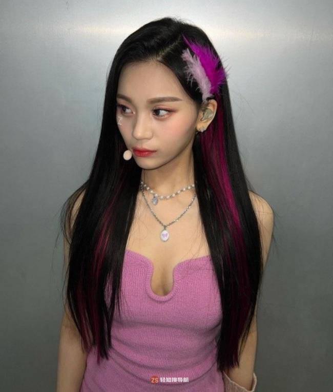 VIVIZ成员Umji近日发布近照，展示其性感诱惑身材，吸引广大粉丝们目光