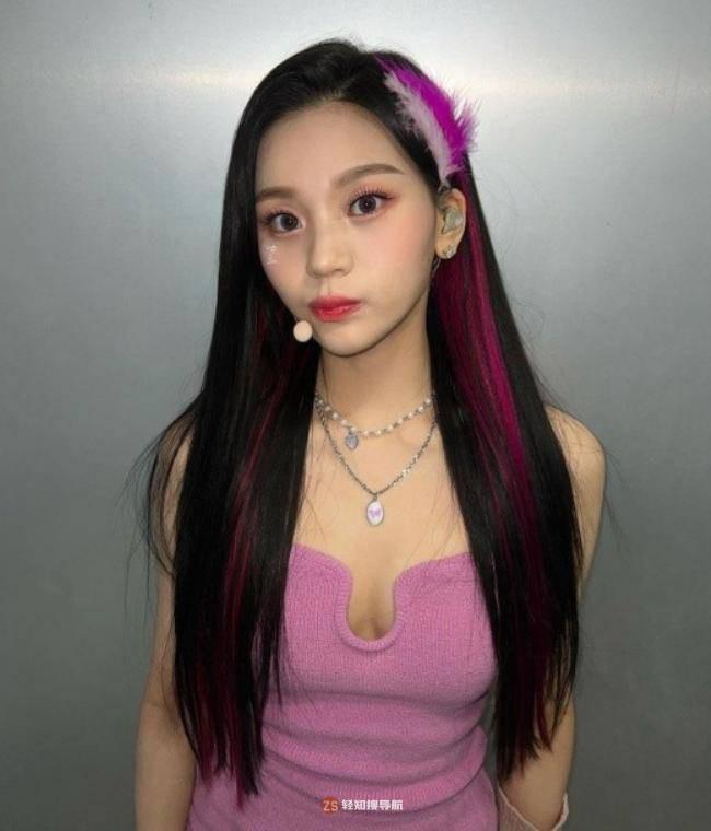 VIVIZ成员Umji近日发布近照，展示其性感诱惑身材，吸引广大粉丝们目光