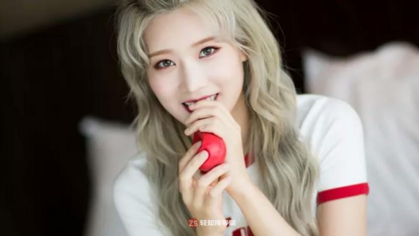 Kim Lip金定恩跟随所属女团何时正式出道？她与哪几位成员组成子团体？