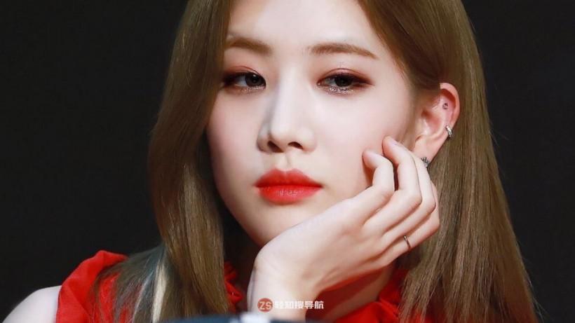 Kim Lip金定恩跟随所属女团何时正式出道？她与哪几位成员组成子团体？