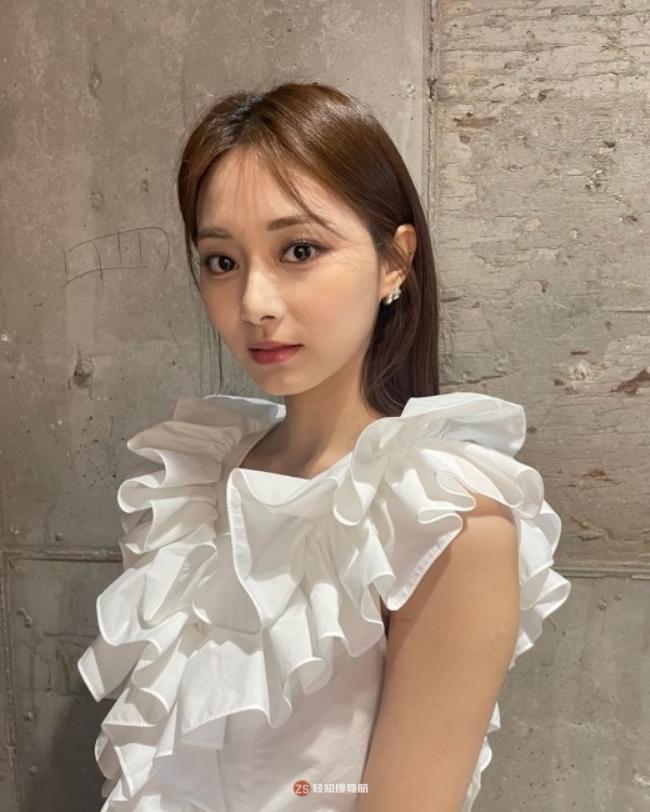 TWICE周子瑜近日发布一组近照，展示其优雅动人美貌，吸引广大粉丝目光