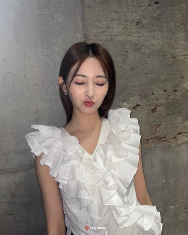 TWICE周子瑜近日发布一组近照，展示其优雅动人美貌，吸引广大粉丝目光