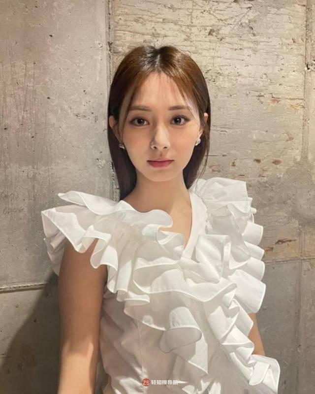 TWICE周子瑜近日发布一组近照，展示其优雅动人美貌，吸引广大粉丝目光