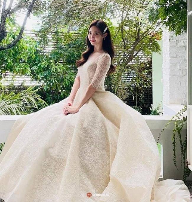 Girls Day成员Yura发布身穿婚纱拍摄近照，留言嘱咐粉丝观看她出演新剧
