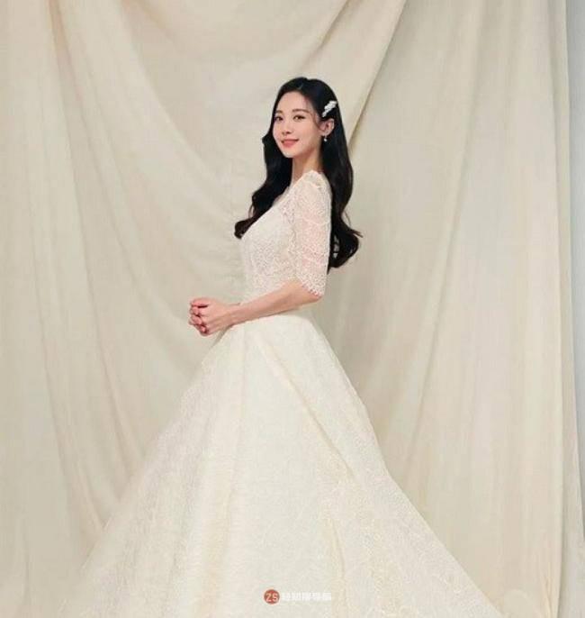 Girls Day成员Yura发布身穿婚纱拍摄近照，留言嘱咐粉丝观看她出演新剧