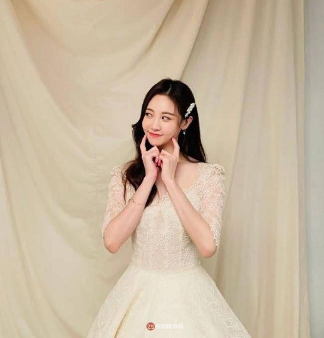 Girls Day成员Yura发布身穿婚纱拍摄近照，留言嘱咐粉丝观看她出演新剧