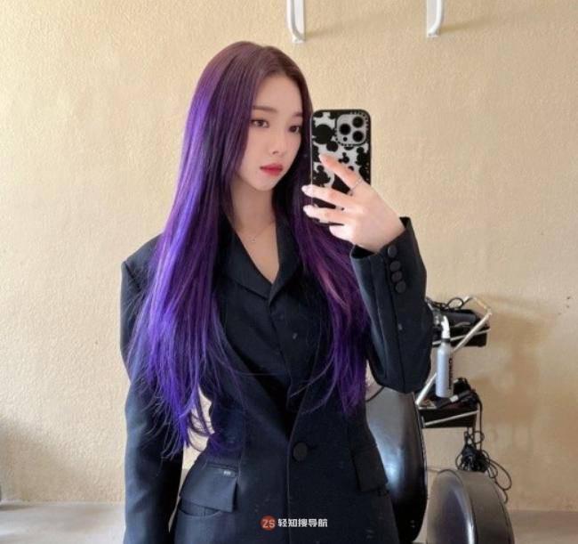 aespa成员KARINA近日发布自拍近照，展示出众美貌，吸引广大粉丝目光