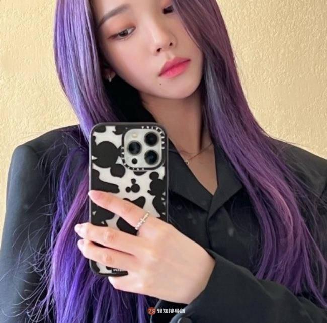 aespa成员KARINA近日发布自拍近照，展示出众美貌，吸引广大粉丝目光