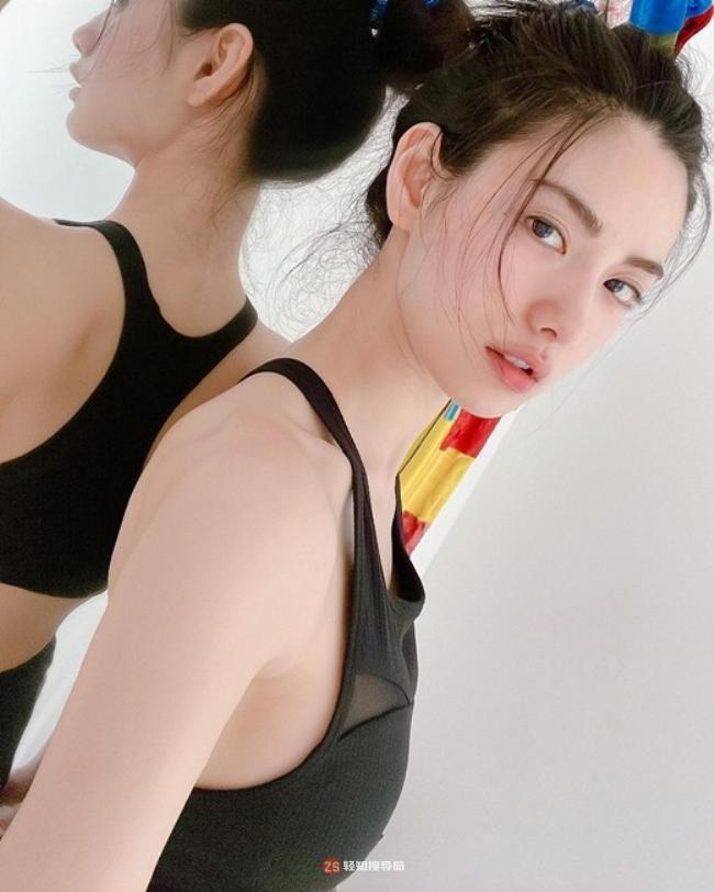 Nana近日在SNS发布一组近照，展示接近于素颜美貌，吸引广大粉丝目光