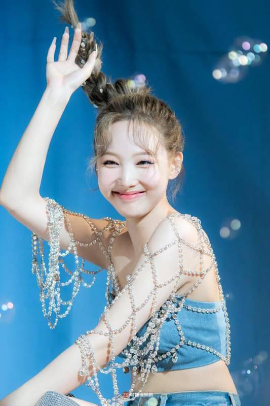 不愧是天生偶像娜琏！主打歌《POP！》目前MV观看次数朝著6000万迈进