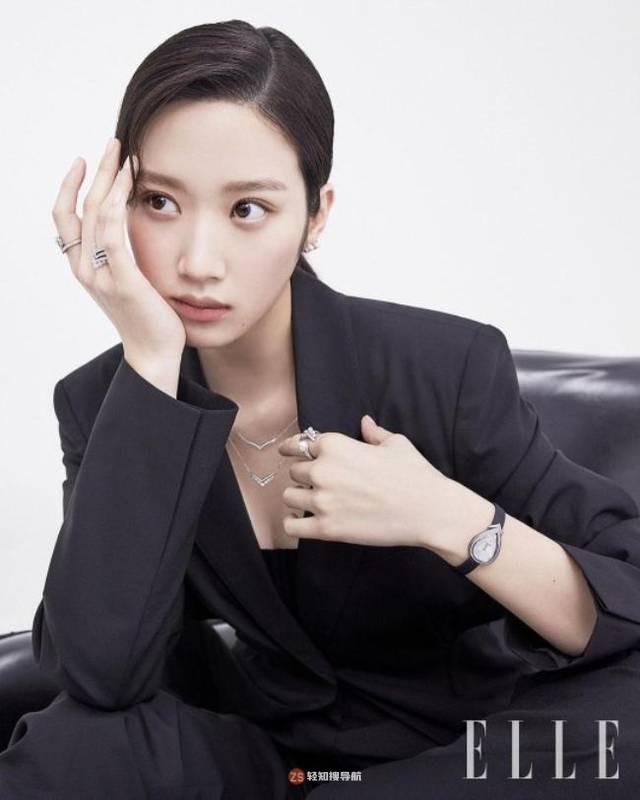 文佳英近日为某杂志最新一期拍摄写真，简约干练造型展示其优雅迷人魅力