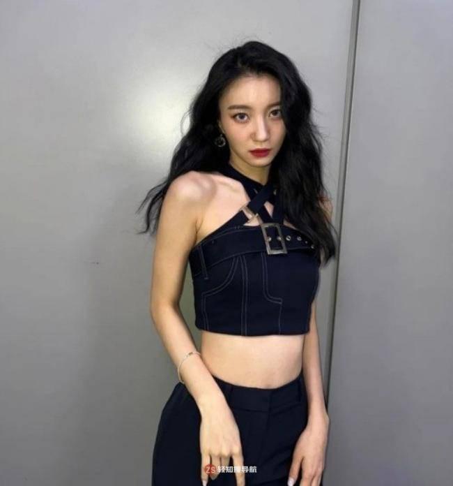 OH MY GIRL裴有彬近日在社交网站发布近照，展示性感身材吸引粉丝目光