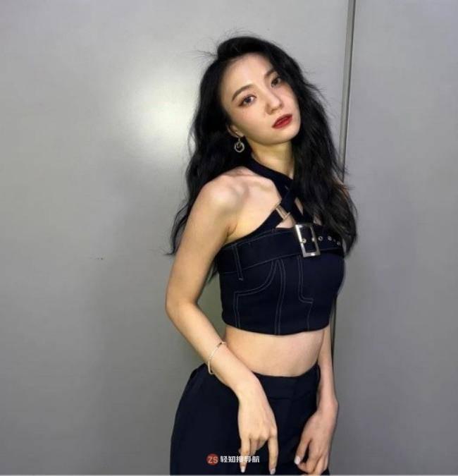OH MY GIRL裴有彬近日在社交网站发布近照，展示性感身材吸引粉丝目光