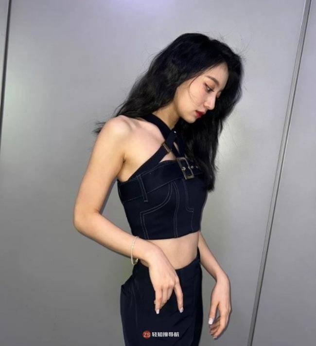 OH MY GIRL裴有彬近日在社交网站发布近照，展示性感身材吸引粉丝目光