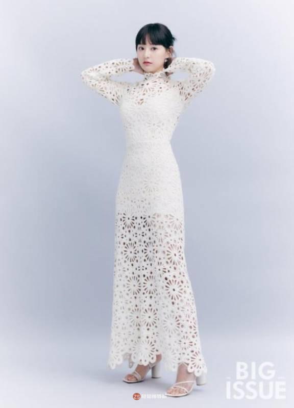 金智媛近日为某公益杂志最新一期拍摄封面照，散发一种特有灵动时尚美感