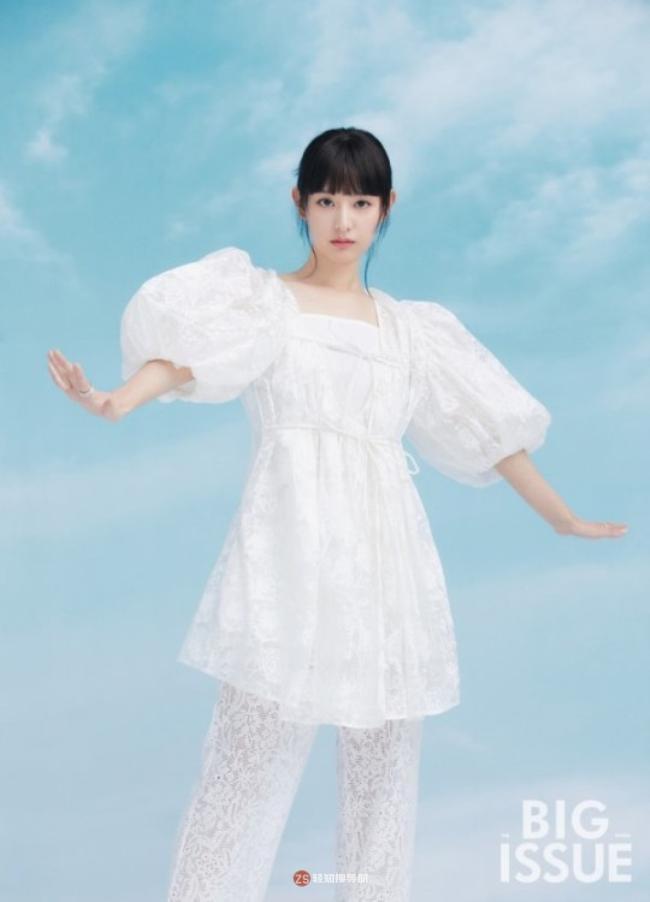 金智媛近日为某公益杂志最新一期拍摄封面照，散发一种特有灵动时尚美感