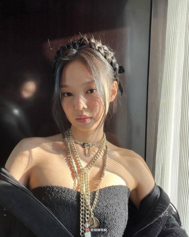 JENNIE近日在社交网站留言并发布一组近照，展示了其出众的美貌和身材