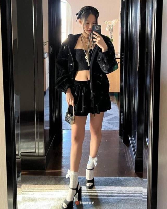 JENNIE近日在社交网站留言并发布一组近照，展示了其出众的美貌和身材