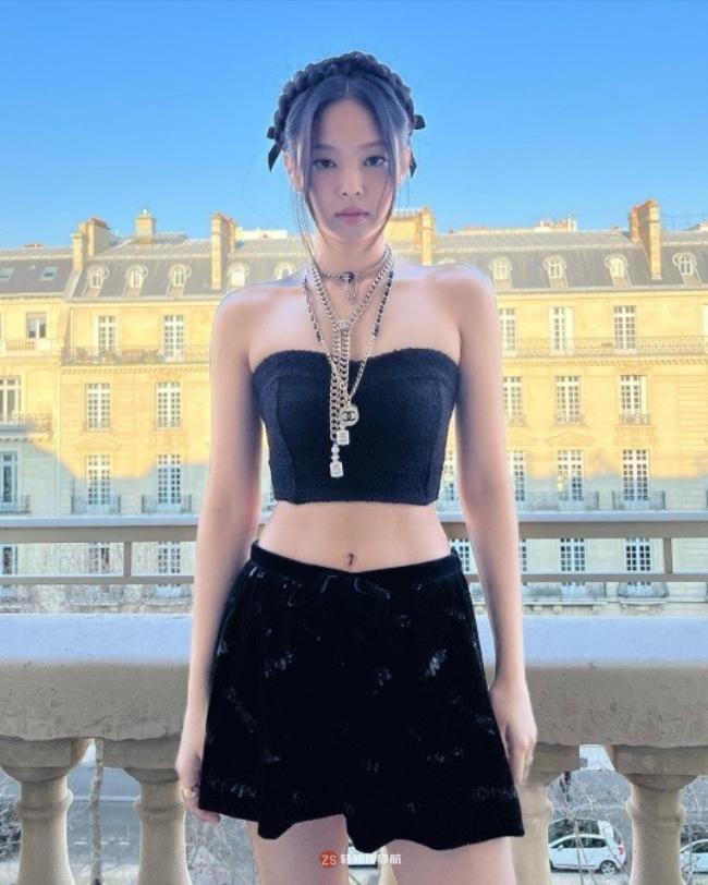 JENNIE近日在社交网站留言并发布一组近照，展示了其出众的美貌和身材