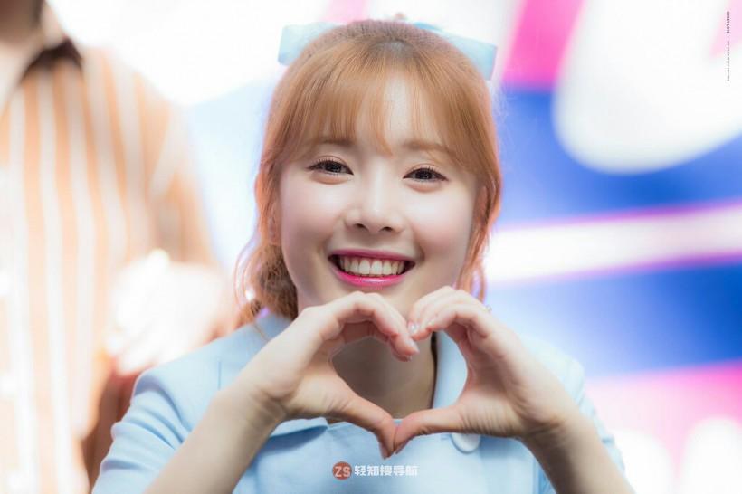 Chae Kyung尹彩暻以哪个女团成员身份出道？以怎样素颜形象受到关注？