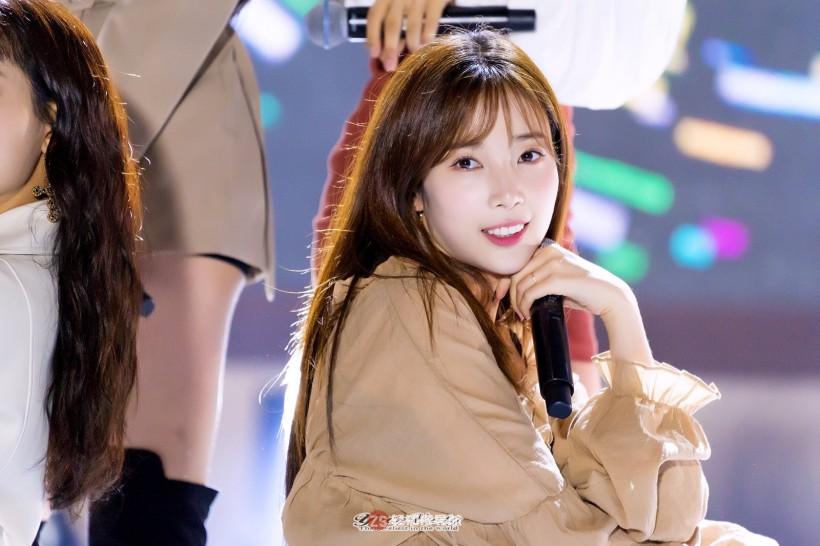 Chae Kyung尹彩暻以哪个女团成员身份出道？以怎样素颜形象受到关注？