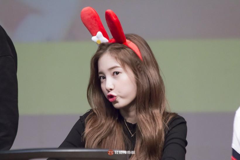 Chae Kyung尹彩暻以哪个女团成员身份出道？以怎样素颜形象受到关注？