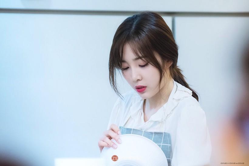 Chae Kyung尹彩暻以哪个女团成员身份出道？以怎样素颜形象受到关注？